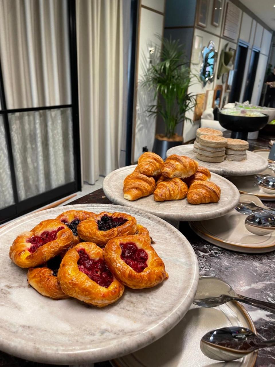 فندق 202 Elizabeth سيدني المظهر الخارجي الصورة Croissants and other pastries