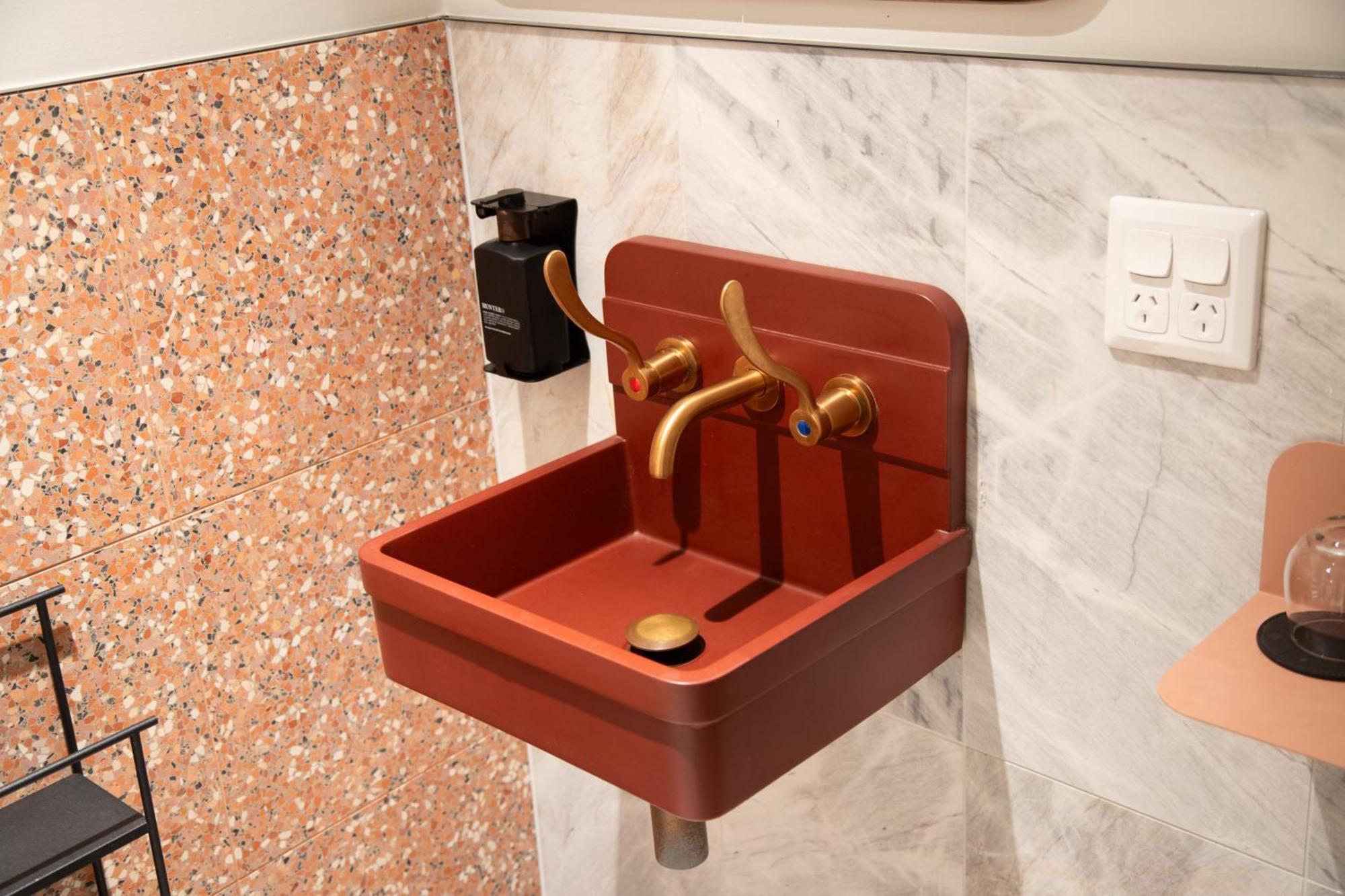 فندق 202 Elizabeth سيدني المظهر الخارجي الصورة A wall mounted sink